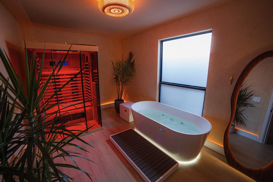 A private suite at Cøntrast with infrared sauna, cold plunge tub and vitamin-C shower
